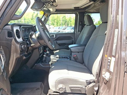 Used 2024 Jeep Wrangler Unlimited w/ Convenience Group AWD/4WD image 14