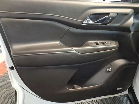 Used 2020 GMC Acadia SLT AWD/4WD image 18