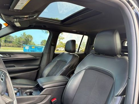 Used 2024 Jeep Grand Cherokee Altitude image 8