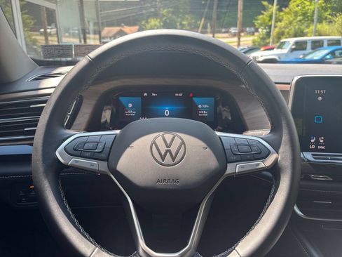 Used 2026 Volkswagen Atlas SE FWD image 25