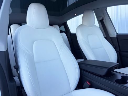 Used 2022 Tesla Model Y Long Range image 38