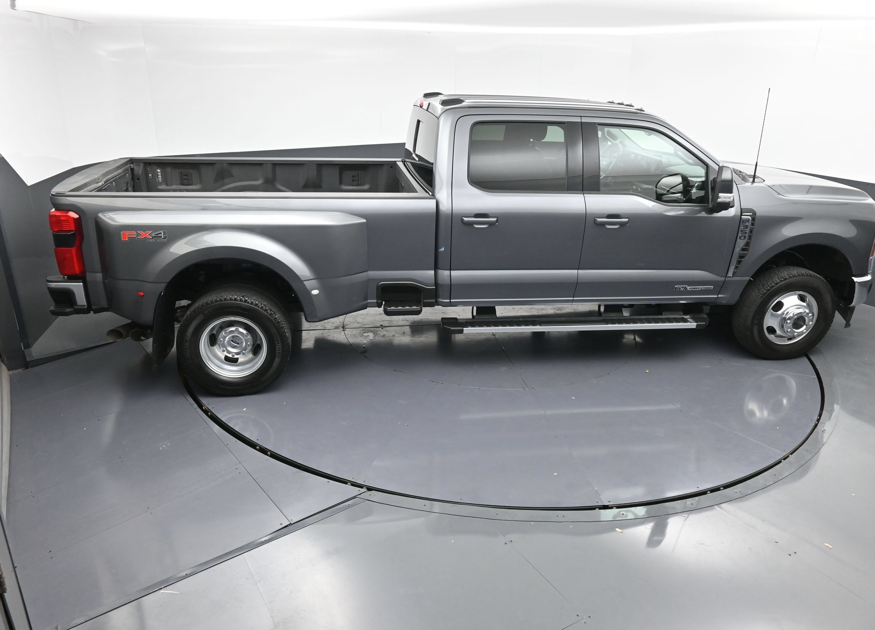 Used 2024 Ford F350 Lariat w/ FX4 Off-Road Package AWD/4WD image 39