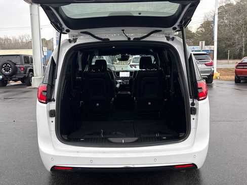 Used 2025 Chrysler Pacifica Select image 23