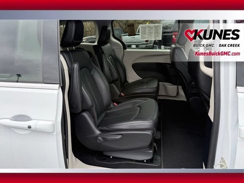 Used 2024 Chrysler Pacifica Limited FWD image 23