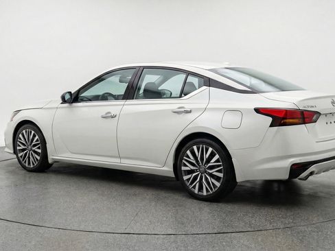 Used 2025 Nissan Altima 2.5 SV FWD image 6