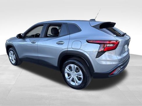 Used 2024 Chevrolet Trax LS w/ Driver Confidence Package FWD image 3