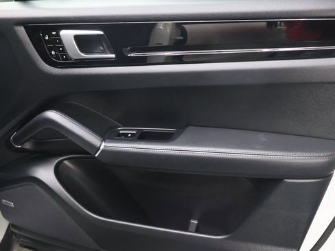 Used 2021 Porsche Cayenne image 12