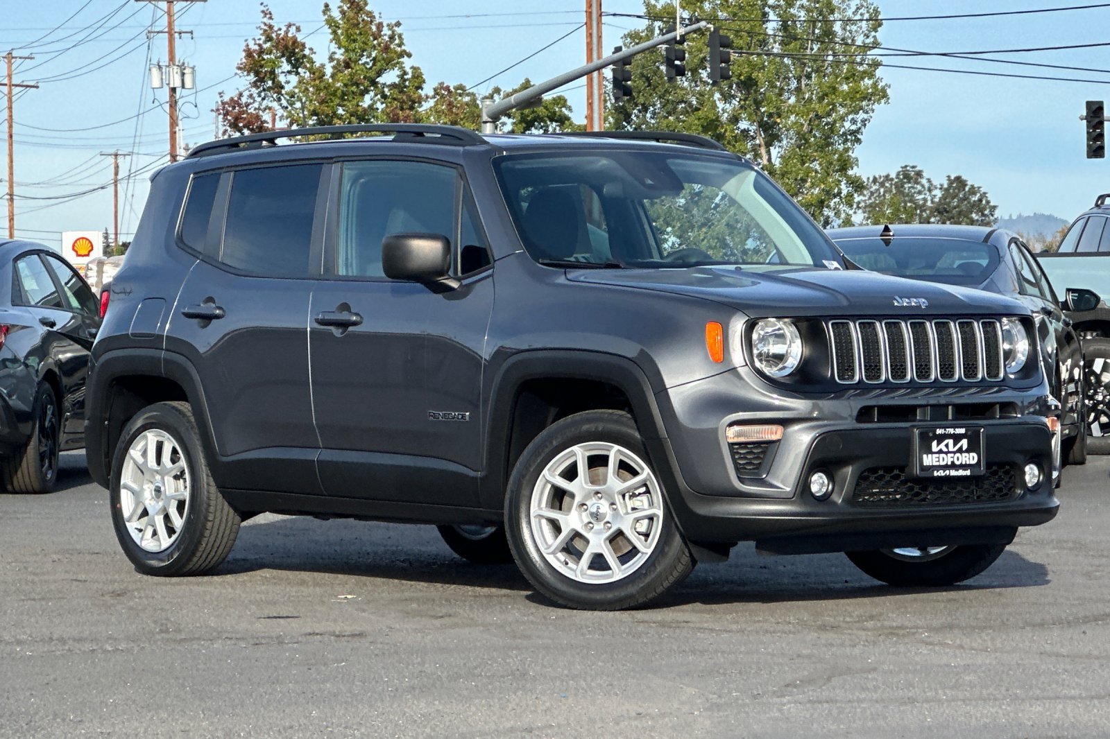 Used 2022 Jeep Renegade Latitude AWD/4WD image 2