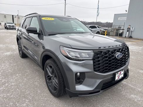 Used 2025 Ford Explorer ST-Line w/ Premium Package image 7