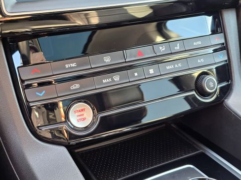 Used 2017 Jaguar F-PACE Prestige image 31