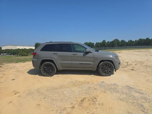 Used 2021 Jeep Grand Cherokee Laredo X AWD/4WD image 11