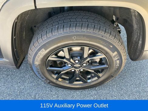 Used 2025 Jeep Grand Cherokee L Altitude AWD/4WD image 13