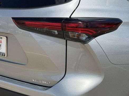 Used 2024 Toyota Highlander LE image 7