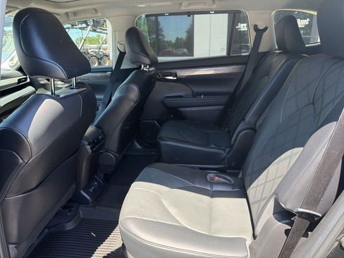Used 2022 Toyota Highlander Platinum AWD/4WD image 5