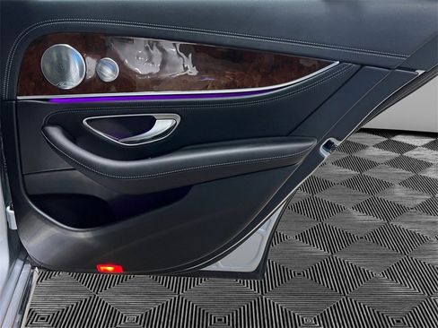 Used 2017 Mercedes-Benz E 300 4MATIC image 18