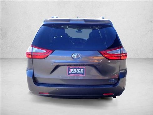Used 2018 Toyota Sienna XLE Premium image 3