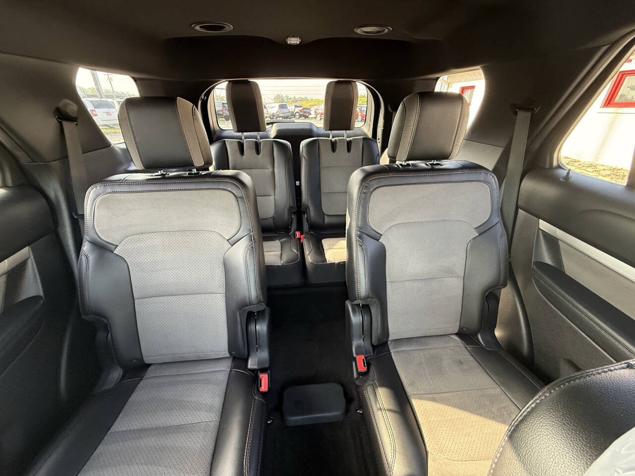 Used 2017 Ford Explorer XLT w/ Equipment Group 202A AWD/4WD image 27