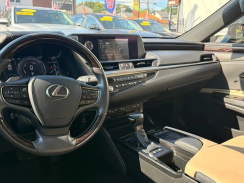 Used 2021 Lexus ES 300h w/ Premium Package FWD image 17