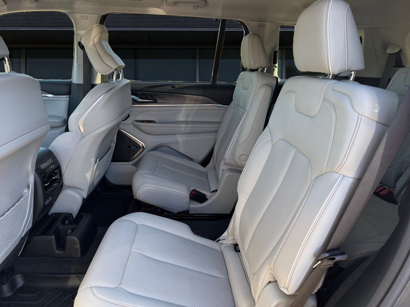 Used 2022 Jeep Grand Cherokee L Overland w/ Luxury Tech Group IV AWD/4WD image 16