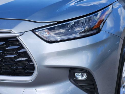 Used 2021 Toyota Highlander LE FWD image 7
