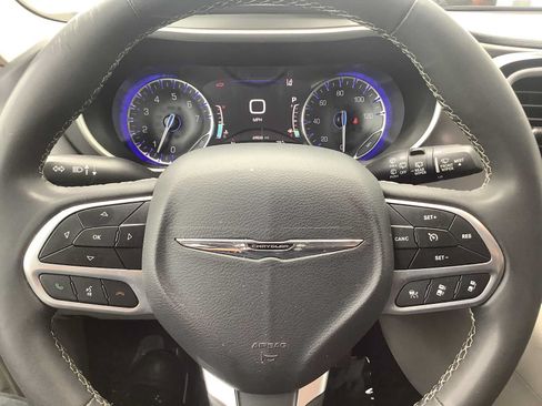 Used 2023 Chrysler Pacifica Touring-L FWD image 16