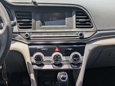 Used 2019 Hyundai Elantra SE FWD image 16