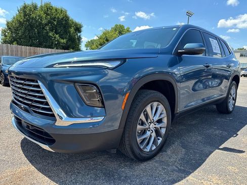 Used 2025 Buick Enclave Preferred FWD image 3