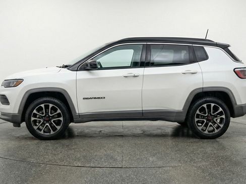 Used 2025 Jeep Compass Trailhawk image 5