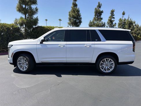 Used 2025 Cadillac Escalade ESV Premium Luxury AWD/4WD image 3