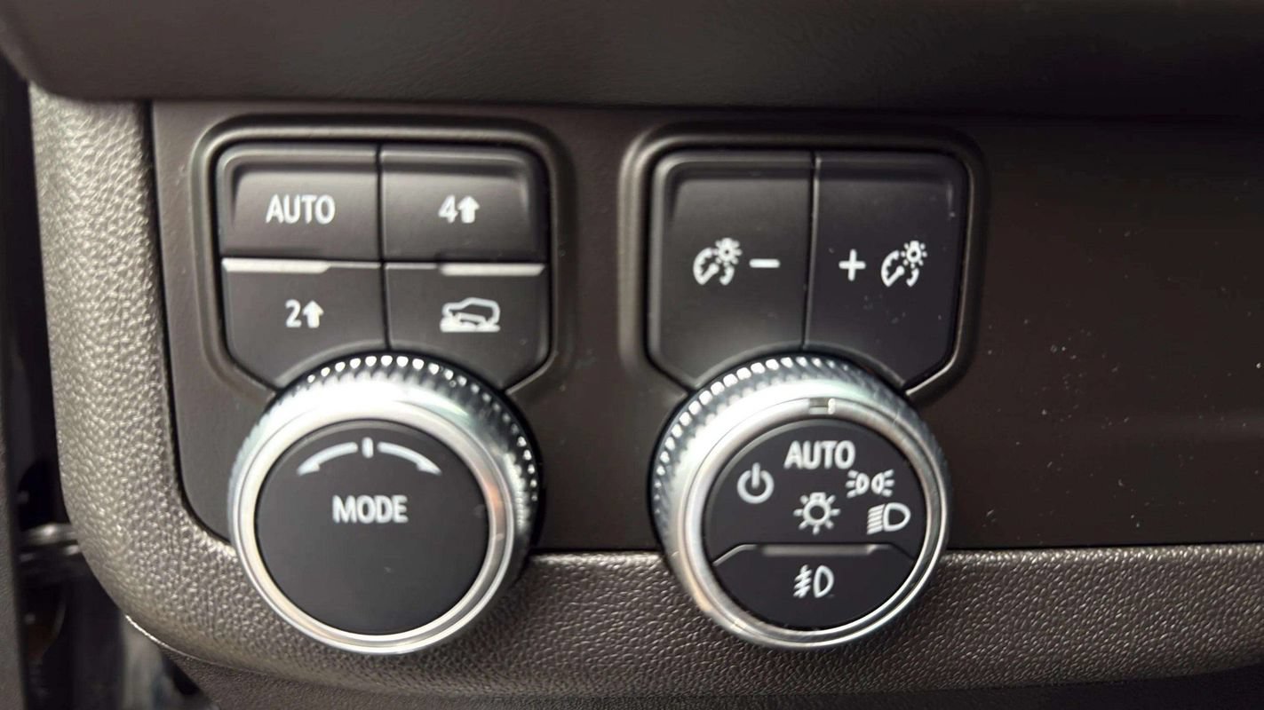Used 2021 GMC Yukon XL SLT w/ SLT Premium Package AWD/4WD image 16