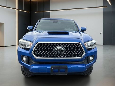 Used 2018 Toyota Tacoma SR5 RWD image 9