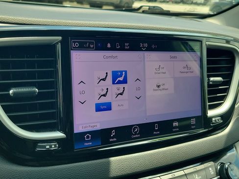 Used 2024 Chrysler Pacifica Touring-L FWD image 26