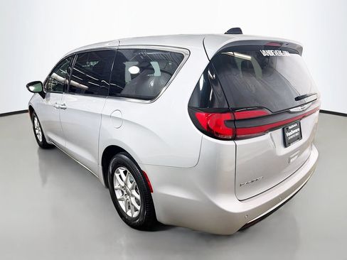 Used 2024 Chrysler Pacifica Touring-L FWD image 7