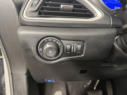 Used 2025 Chrysler Pacifica Select FWD image 22
