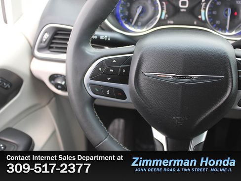 Used 2023 Chrysler Pacifica Touring-L FWD image 14