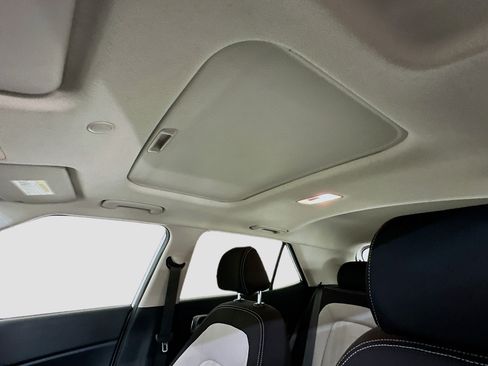 Used 2025 Hyundai Venue SEL FWD image 26