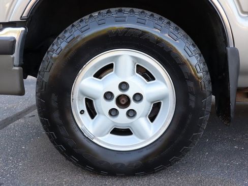 Used 2001 Chevrolet S10 Pickup LS w/ Preferred Equipment Group image 32