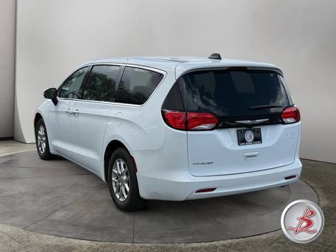 Used 2022 Chrysler Voyager LX FWD image 5