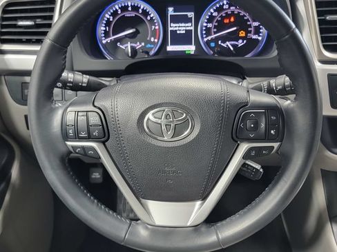 Used 2019 Toyota Highlander XLE AWD/4WD image 25