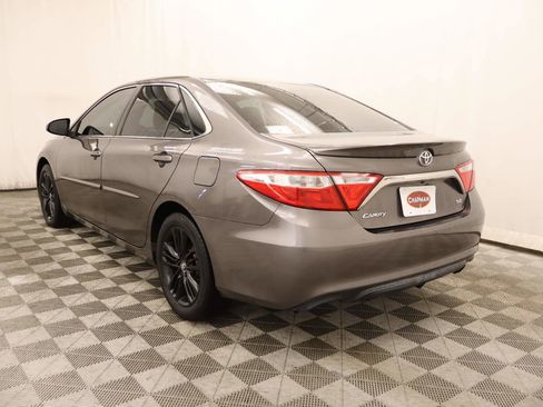 Used 2017 Toyota Camry SE image 3