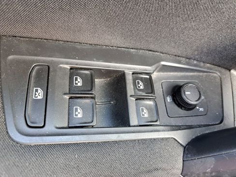 Used 2018 Volkswagen Tiguan S image 14