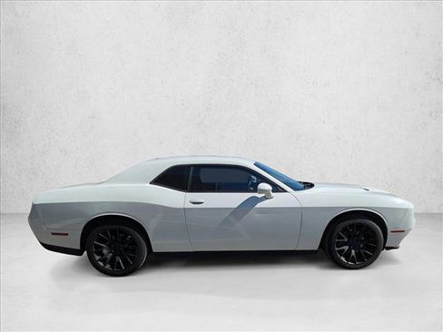 Used 2015 Dodge Challenger SXT image 4