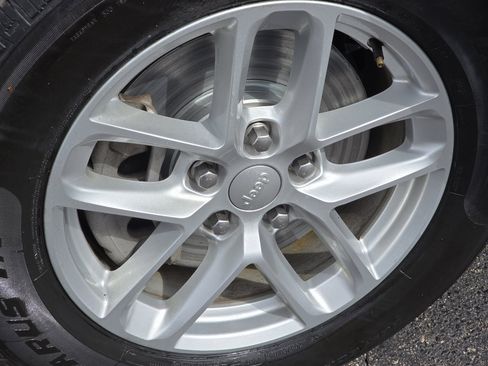 Used 2023 Jeep Grand Cherokee L Laredo image 15