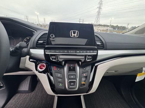 New 2026 Honda Odyssey Touring image 18