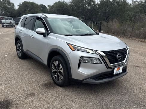 Used 2023 Nissan Rogue SV image 2