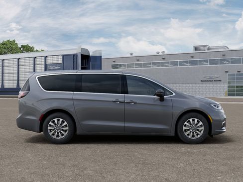 New 2025 Chrysler Pacifica Select w/ Uconnect Theater Family Group FWD image 12