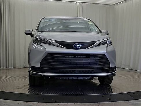 Used 2024 Toyota Sienna LE FWD image 6