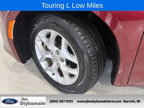 Used 2017 Chrysler Pacifica Touring-L w/ Tire & Wheel Group FWD image 8