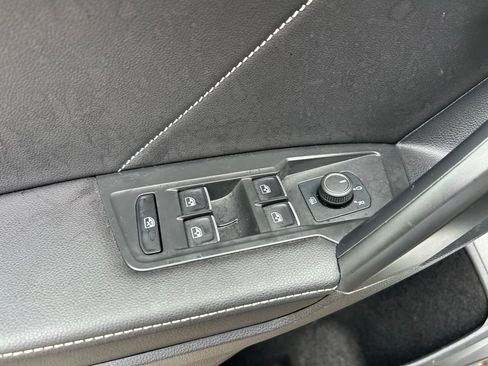 Used 2023 Volkswagen Tiguan SE FWD image 19