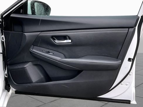 Certified 2024 Nissan Sentra SV FWD image 22